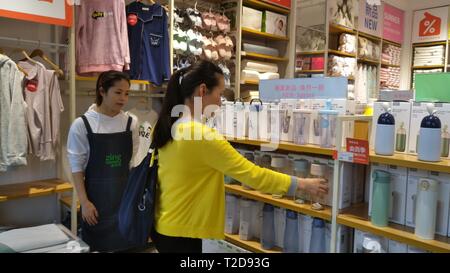 Shenzhen, Chine : female shoppers shop à l'whitshing mall Banque D'Images