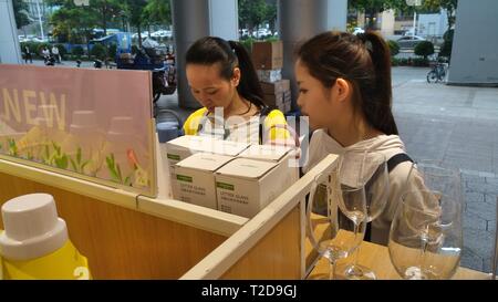 Shenzhen, Chine : female shoppers shop à l'whitshing mall Banque D'Images