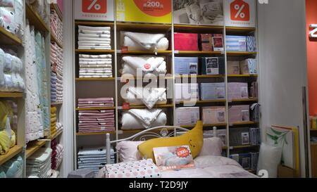 Shenzhen, Chine : female shoppers shop à l'whitshing mall Banque D'Images