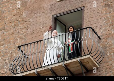 Italie, Rome, 26 mars 2019 : Le Pape François et le maire de Rome Virginia Raggi sur le balcon de Campidoglio, lors de la visite. Julien Secret Photo Remo/Sin Banque D'Images