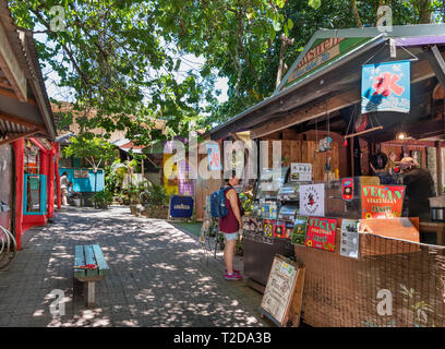 Nourriture et boisson décroche à Kuranda Rainforest Original Marchés, Kuranda, Atherton, Far North Queensland, Australie Banque D'Images