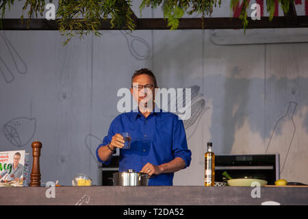 Adresses Hugh Fearnley-Whittingstall un public qu'il donne une démonstration de cuisine au goût de Dublin Food Festival. Banque D'Images