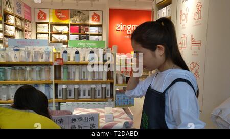Shenzhen, Chine : female shoppers shop à l'whitshing mall Banque D'Images