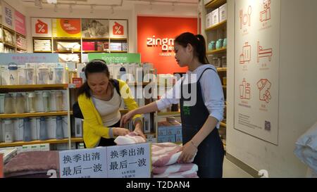Shenzhen, Chine : female shoppers shop à l'whitshing mall Banque D'Images