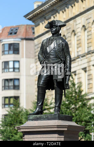 Berlin. L'Allemagne. Statue en bronze de Hans Karl von Winterfeldt (1707-1757), général prussien, sur Zietenplatz. Hans Carl von Winterfeldt, Generalleutnant Banque D'Images