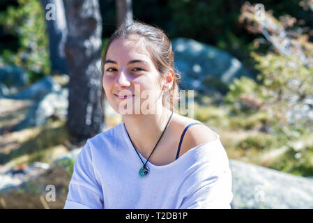 Portrait d'une jeune femme aux cheveux longs dans une forêt Banque D'Images