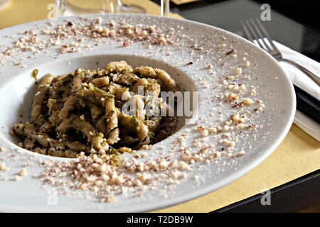 Plat sicilien : 'busie avec pesto' Banque D'Images