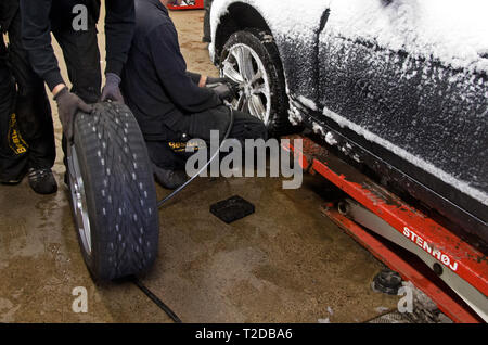 Tire Company Changement des roues, de l'été des pneus d'hiver. Banque D'Images