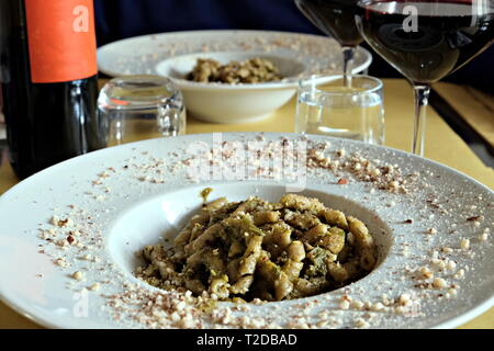 Plat sicilien : 'busie avec pesto' Banque D'Images