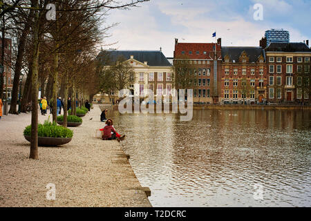 La Haye, Pays-Bas - 15 avril 2018 : Les vacanciers au bord du lac près de Binnenhof Palace Banque D'Images