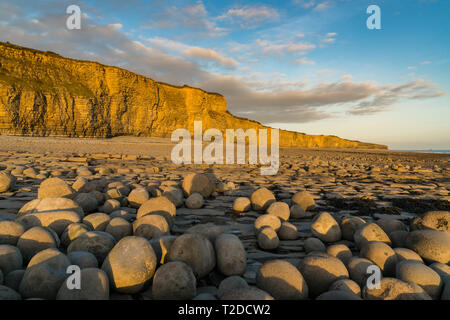 Les pierres et les falaises de Llantwit Major plage dans le soleil du soir, Glamorgan, Pays de Galles, Royaume-Uni Banque D'Images