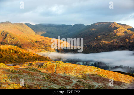 À l'échelle à Rydal Hall et Fairfield de Todd rocheux à l'aube, Lake District, UK. Banque D'Images