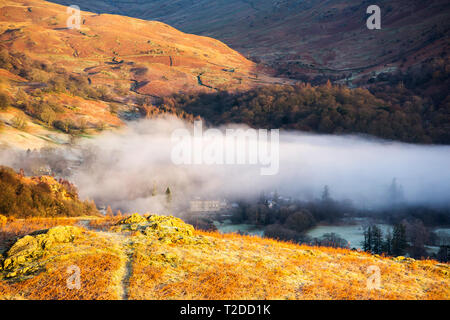 À l'échelle à Rydal Hall et Fairfield de Todd rocheux à l'aube, Lake District, UK. Banque D'Images