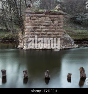 Ancien pont de pierre appelé pont Begov et pylônes en bois qui sort d Temstica river Banque D'Images
