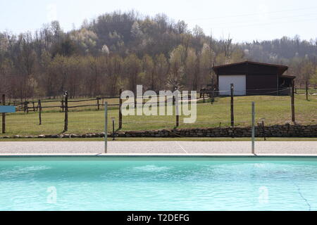 Belle vue partielle du pays près de Gorzegno d'Asti, dans la région de Monferrato, avec les chevaux dans une clôture Banque D'Images