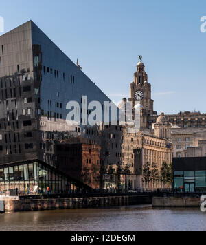 Les bâtiments historiques du front de mer de Liverpool compte dans les blocs de bureau moderne en verre Banque D'Images