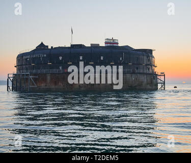 Les années 1860, le granit et le fer construit pas Mans Land Sea fort dans le coucher du soleil de l'éclairage. L'ingénierie de l'époque victorienne pour défendre la flotte de la Marine royale à l'ancre Banque D'Images