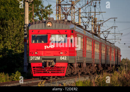 Le train est sur les rails dans la soirée. Les chemins de fer russes. Train électrique la Russie, dans la région de Leningrad, Gatchina, le 8 août 2018 Banque D'Images