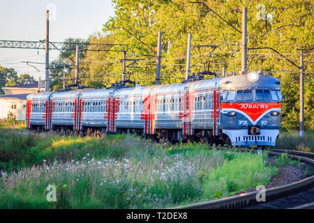 Le train est sur les rails dans la soirée. Les chemins de fer russes. Train électrique la Russie, dans la région de Leningrad, Gatchina, le 8 août 2018 Banque D'Images