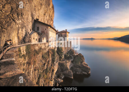 Ermitage de Santa Caterina del Sasso, Lake Maggiore, Piémont, Italie Banque D'Images