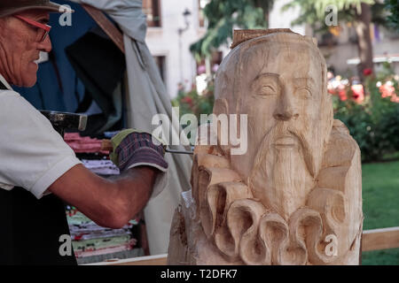 ALCALA DE HENARES, MADRID, ESPAGNE - 10 octobre 2016 : sculpteur sculpture en bois le buste du célèbre écrivain Miguel de Cervantes au cours de la célébration Banque D'Images