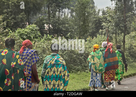 Groupe de femmes rwandaises rural en vêtements traditionnels colorés marchant le long de la route, Kigali, Rwanda Banque D'Images