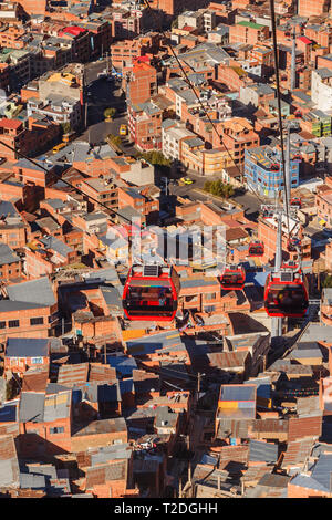 Système de téléphériques ou de funiculaires orange sur les toits et immeubles de la capitale bolivienne, La Paz, Bolivie Banque D'Images