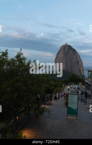 Rio de Janeiro, RJ / Brasil - 03/18/2019 : les touristes visitant le Pain de Sucre au coucher du soleil. Banque D'Images