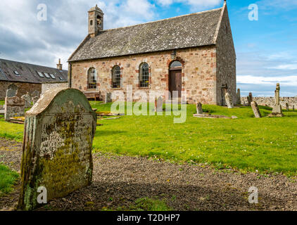 12e siècle Morham église paroissiale et l'ancien cimetière avec des pierres tombales usées, East Lothian, Scotland, UK Banque D'Images