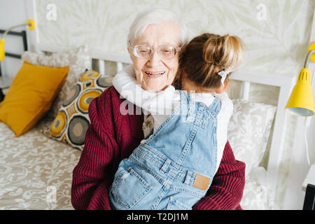 Des moments heureux avec grand-mère, la haute dame passer du temps de qualité avec son arrière petite-fille. Professionnels hug Banque D'Images