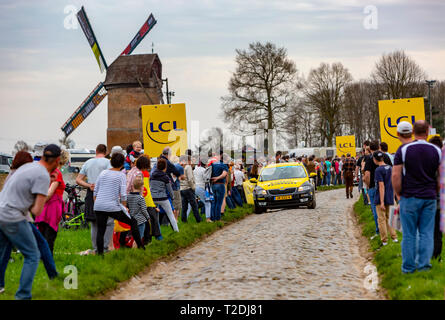 Templeuve, France - 08 Avril 2018 : La voiture de l'équipe d'Lotto-Jumbo la conduite sur la route pavée de Templeuve en face du Vertain Windm Banque D'Images