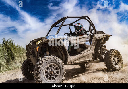 Aventure VTT. Buggy ride extrême sur un chemin de terre. Baja, UTV Banque D'Images