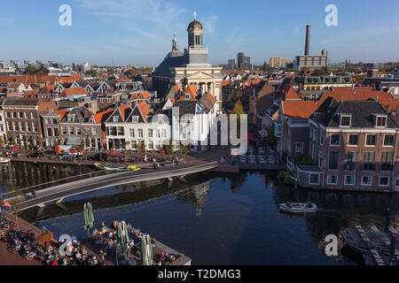 Leiden, Pays-Bas - le 13 octobre 2018 ; sur la ville Leiden avec la Mare église au centre Banque D'Images