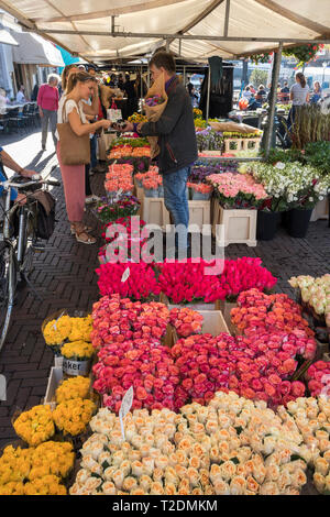 Leiden, Pays-Bas - le 13 octobre 2018 : marché aux fleurs de samedi sur la Nieuwe Rijn dans le centre de la ville Leiden Banque D'Images