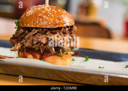 Burger délicieux fraîchement préparés avec de la viande hachée servi au restaurant. Concept de restauration rapide. Selective focus Banque D'Images