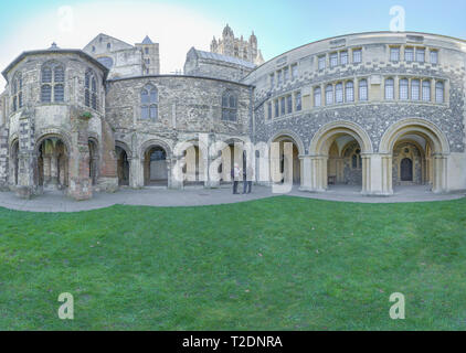 L'époque romane et château d'eau à côté de l'enceinte de la bibliothèque sur le site du patrimoine mondial de la cathédrale de Canterbury, Angleterre. Banque D'Images