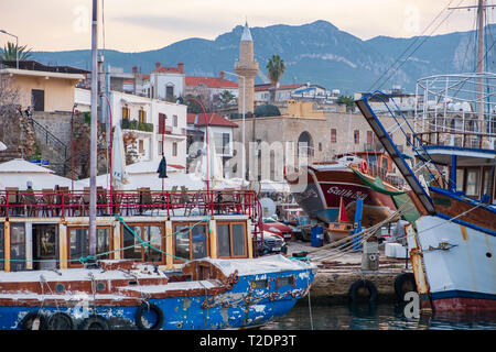 Kyrenia, Chypre - 27 novembre 2018 : Belle vue sur le vieux port de Kyrenia, sur les bateaux, les bâtiments et les montagnes au loin la fin sur un beautl Banque D'Images