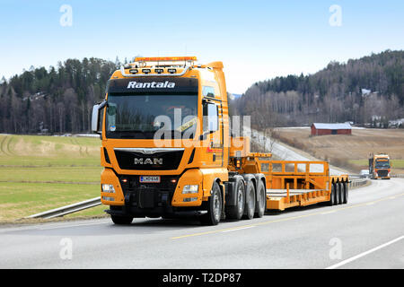 Salo, Finlande - le 29 mars 2019 : MAN TGX 41,640 chariot de Rantala Yhtiot tire Noteboom remorque sur route, sur l'arrière-plan Volvo FH de la même société. Banque D'Images