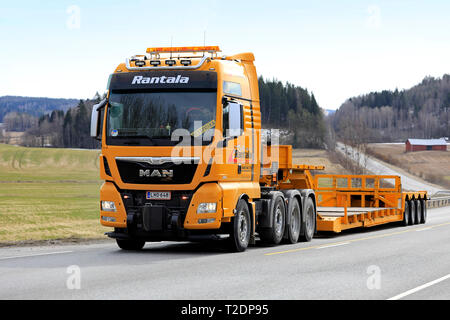 Salo, Finlande - le 29 mars 2019 : Yellow MAN TGX 41,640 chariot de Rantala Yhtiot Noteboom tire le long de la route de la remorque en Finlande sur une journée de printemps. Banque D'Images