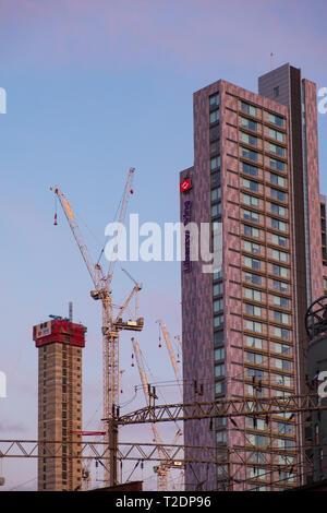 Manchester, Royaume-Uni - 17 Février 2019 : grues et des tours, alors que d'importants travaux de construction dans le centre-ville de Manchester. Banque D'Images