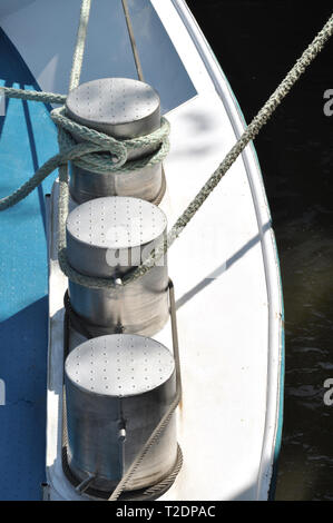 Trois bornes de protection sur un grand navire enveloppé dans une corde. Cela permettra d'obtenir le bateau au port. Banque D'Images