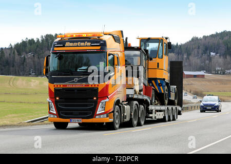 Salo, Finlande - le 29 mars 2019 : Jaune camion Volvo FH de Rantala Yhtiot Kalmar tire sur tracteur remorque terminal Noteboom le long de la route au printemps. Banque D'Images