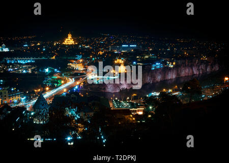 La Géorgie, Tbilissi - 05.02.2019. Areal - vue sur la vieille ville de Tbilissi et dans tout le district Avlabari Mtkvari. Holly Trinity Church allumé wit Banque D'Images