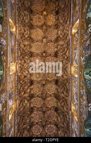 Palerme, Italie. Octobre, 2018. Vue sur le plafond en bois décoré muqarnas dans la Chapelle Palatine (Chapelle Palatine). Banque D'Images