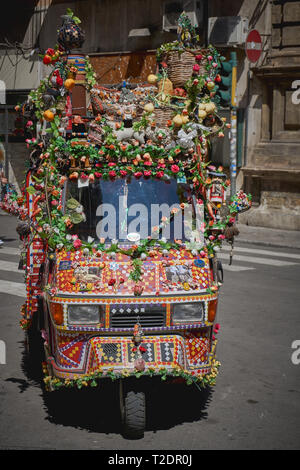 Palerme, Italie - Octobre 2018. Un Ape Piaggio décoré comme une charrette sicilienne colorés traditionnels. Banque D'Images