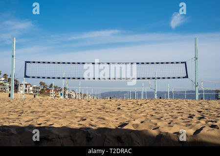 Manhattan Beach, Californie - le 26 mars 2019 : mise en place des filets de volley-ball de plage dans le sable. Manhattan Beach est l'emplacement pour l'Open de volley-ball de plage Banque D'Images