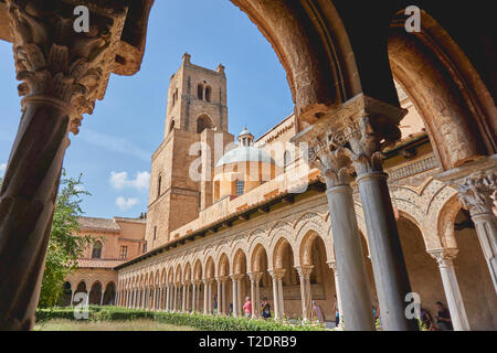 Monreale, Italie - Octobre 2018. Vue de la cathédrale de Monreale, l'un des plus grands exemples d'architecture normande, à partir de son cloître. Banque D'Images