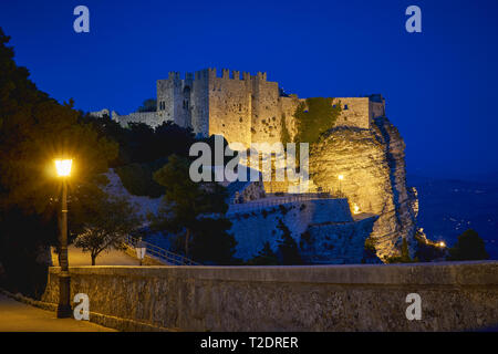 Erice, Italie - Novembre 2018. Vue nocturne de la Venere château, une forteresse normande. Banque D'Images