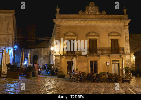 Erice, Italie - Novembre 2018. Vue de nuit les rues typiques de la ville médiévale. Banque D'Images