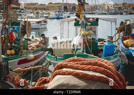 Favignana, Italie - Septembre 2018. Vieux bateaux de pêche colorés dans le port de Favignana, la plus grande des îles Egadi. Banque D'Images